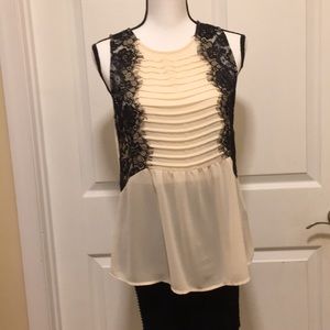 ❤️❤️Monteau sleeveless shear cream and black top -M